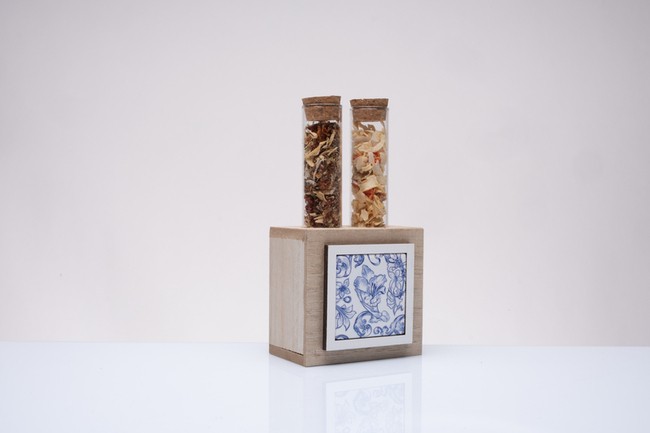 Bomboniera portaspezie due flaconi decoro fregio in ceramica