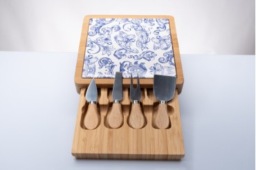 Tagliere scatola con set di uqattro coltelli